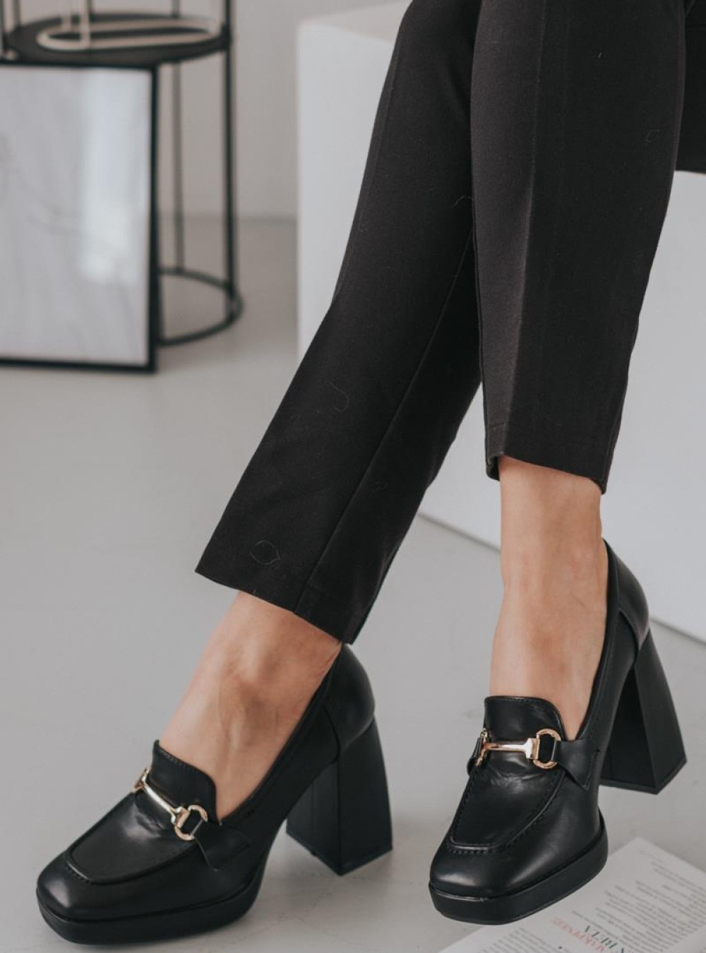 Loafers ψηλοτάκουνα με μεταλλικό διακοσμητικό και φιάπα 330.T2961-L ΜΑΥΡΟ Loafers ψηλοτάκουνα με μεταλλικό διακοσμητικό και φιάπα 330.T2961-L ΜΑΥΡΟ