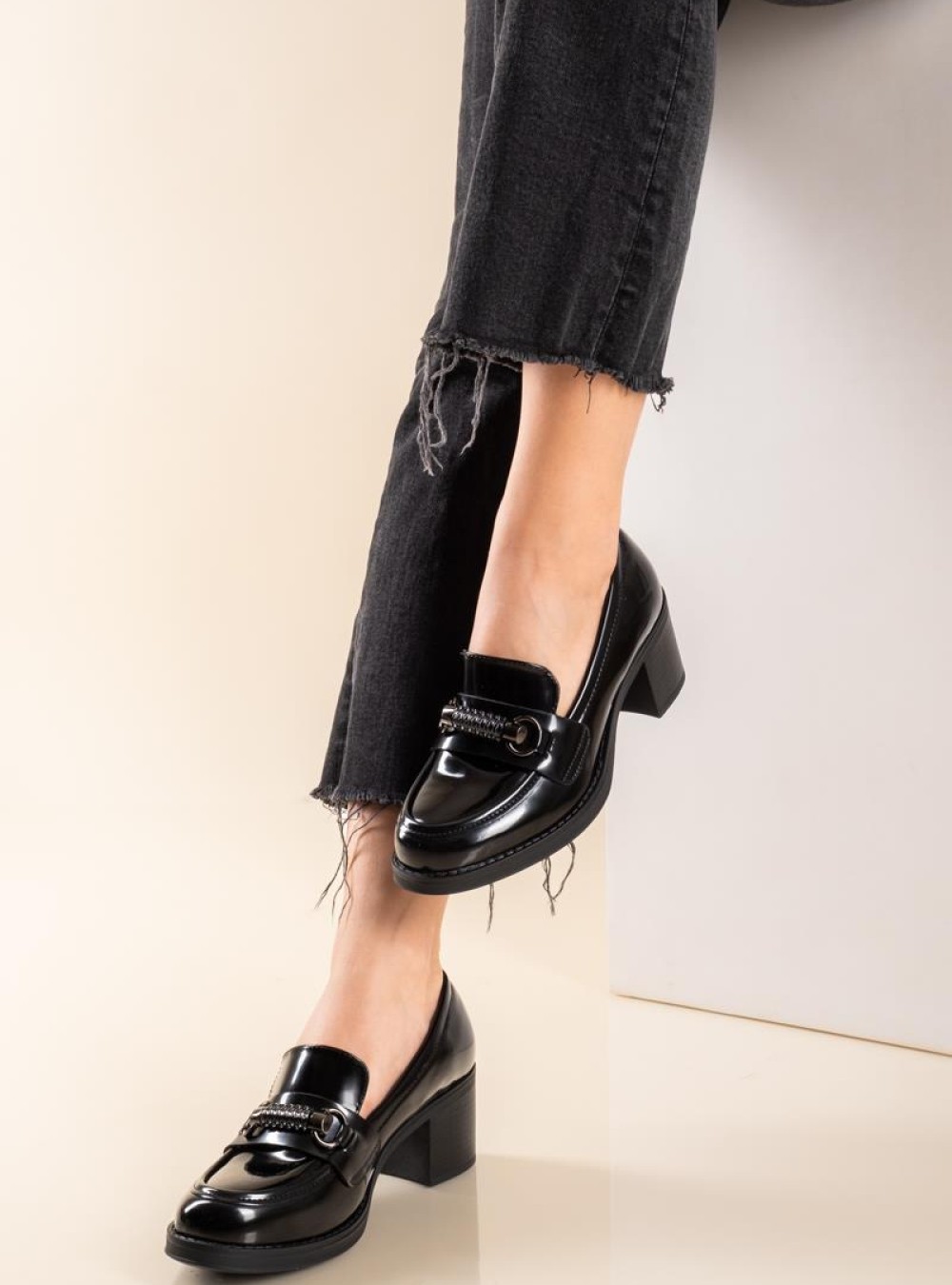 Heeled loafers με διακοσμητική αλυσίδα 431.JSZ93-L ΜΑΥΡΟ Heeled loafers με διακοσμητική αλυσίδα 431.JSZ93-L ΜΑΥΡΟ