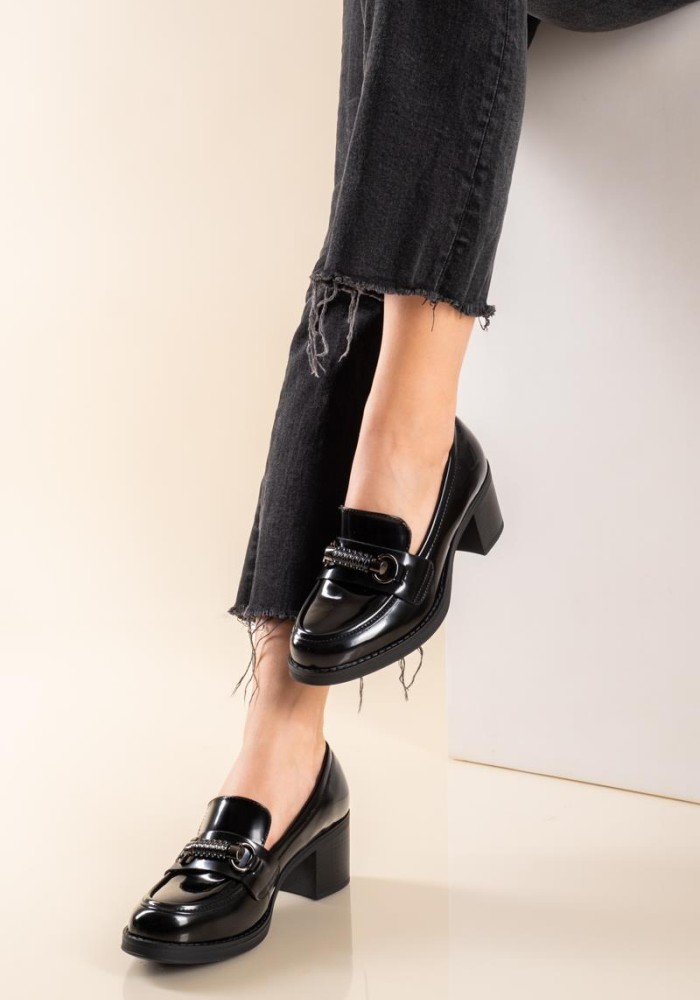 Heeled loafers με διακοσμητική αλυσίδα 431.JSZ93-L ΜΑΥΡΟ Heeled loafers με διακοσμητική αλυσίδα 431.JSZ93-L ΜΑΥΡΟ