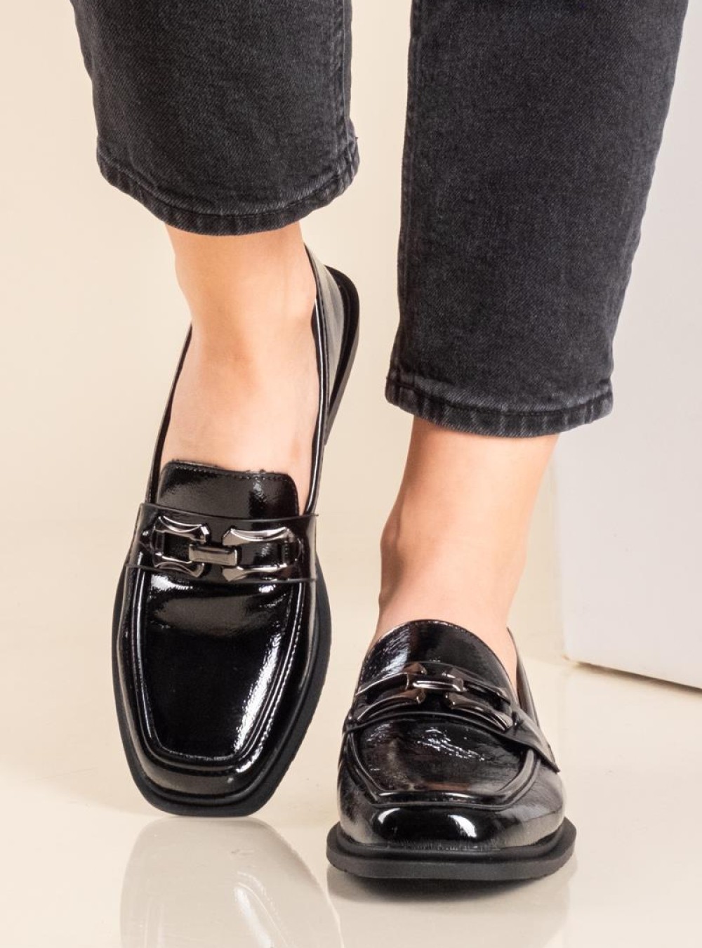 Adams λουστρίνι loafers με μεταλλικό διακοσμητικό 004.911-24505-L ΜΑΥΡΟ Adams λουστρίνι loafers με μεταλλικό διακοσμητικό 004.911-24505-L ΜΑΥΡΟ