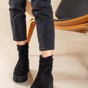 Suede μποτάκι με πλατφόρμα 431.OS582-C ΜΑΥΡΟ Suede μποτάκι με πλατφόρμα 431.OS582-C ΜΑΥΡΟ