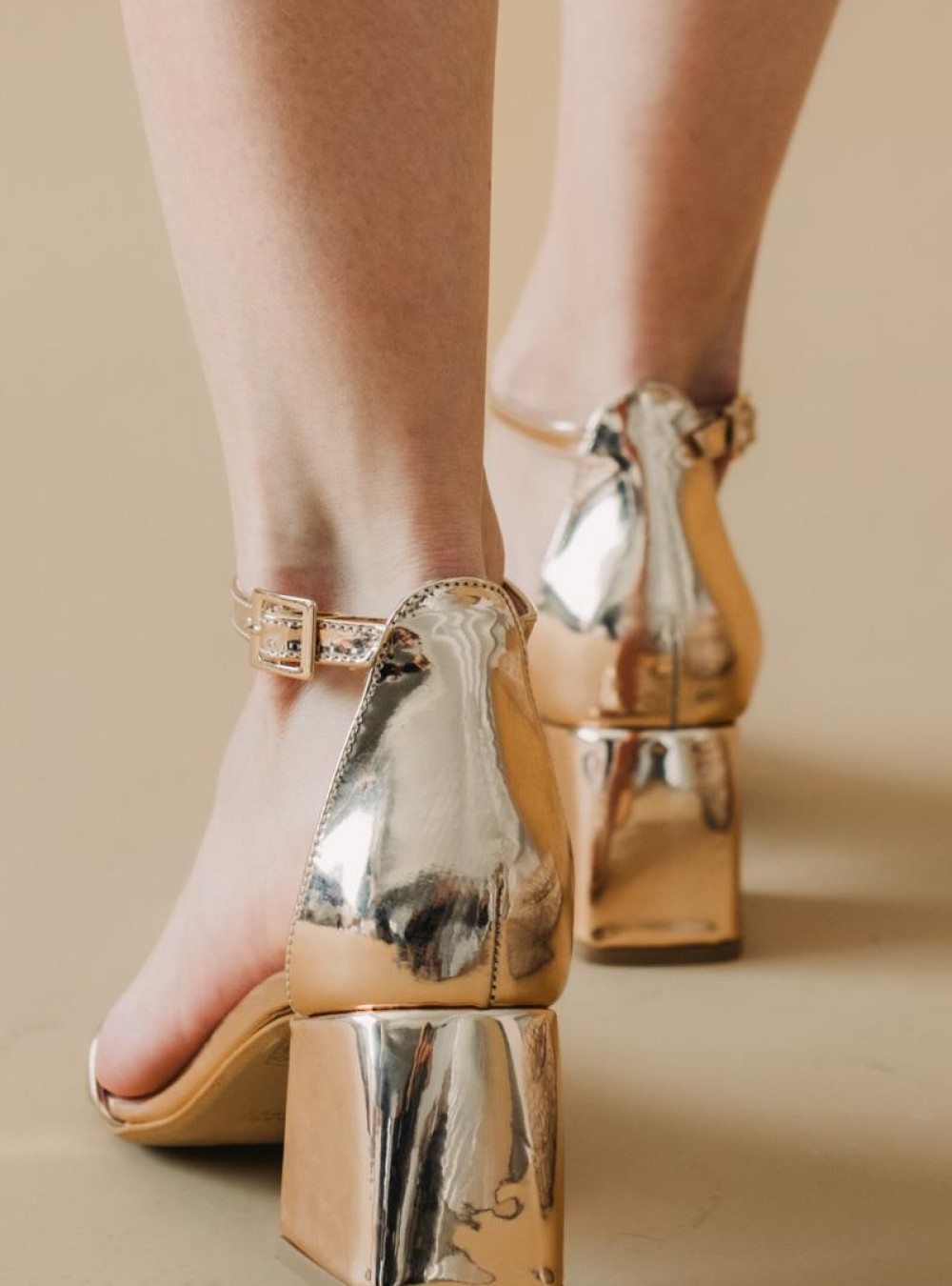 Μεταλλιζέ πέδιλα με μπαρέτα και χοντρό τακούνι 377.1580-LU ΜΠΡΟΝΖΕ Μεταλλιζέ πέδιλα με μπαρέτα και χοντρό τακούνι 377.1580-LU ΜΠΡΟΝΖΕ