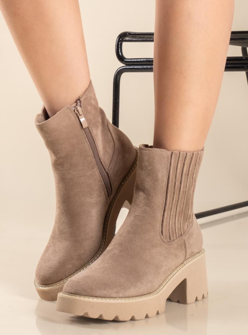 Suede casual μποτάκι με λάστιχο στο πλάι 330.B7651-C ΠΟΥΡΟ Suede casual μποτάκι με λάστιχο στο πλάι 330.B7651-C ΠΟΥΡΟ