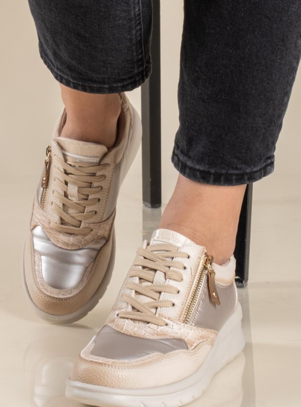 Xti sneaker με φερμουάρ στο πλάι 395.143201-L ΜΠΕΖ Xti sneaker με φερμουάρ στο πλάι 395.143201-L ΜΠΕΖ