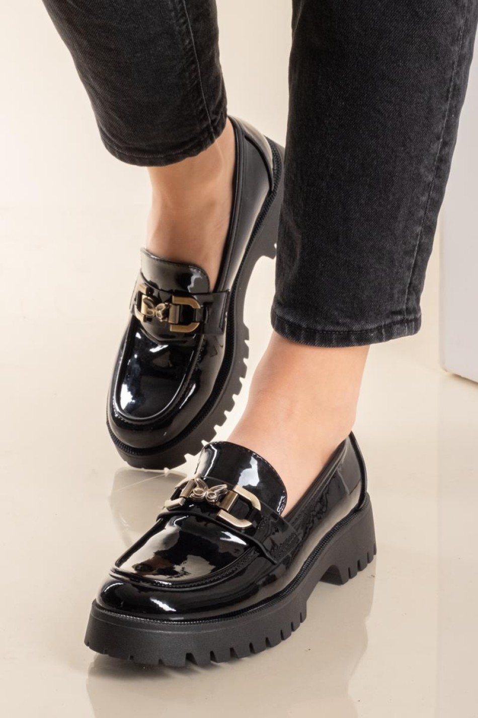 Λουστρίνι loafers με διακοσμητική πεταλούδα 330.Y6735-LU ΜΑΥΡΟ Λουστρίνι loafers με διακοσμητική πεταλούδα 330.Y6735-LU ΜΑΥΡΟ
