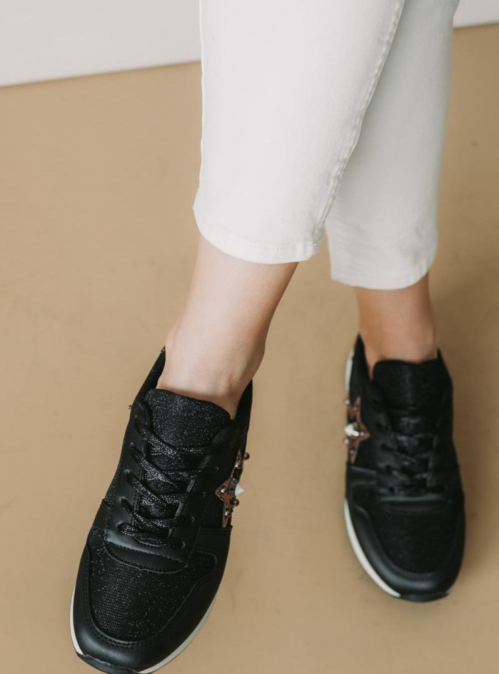 Sneakers με ύφασμα με στρας και διακοσμητικό αστέρι 330.BK11-L ΜΑΥΡΟ Sneakers με ύφασμα με στρας και διακοσμητικό αστέρι 330.BK11-L ΜΑΥΡΟ