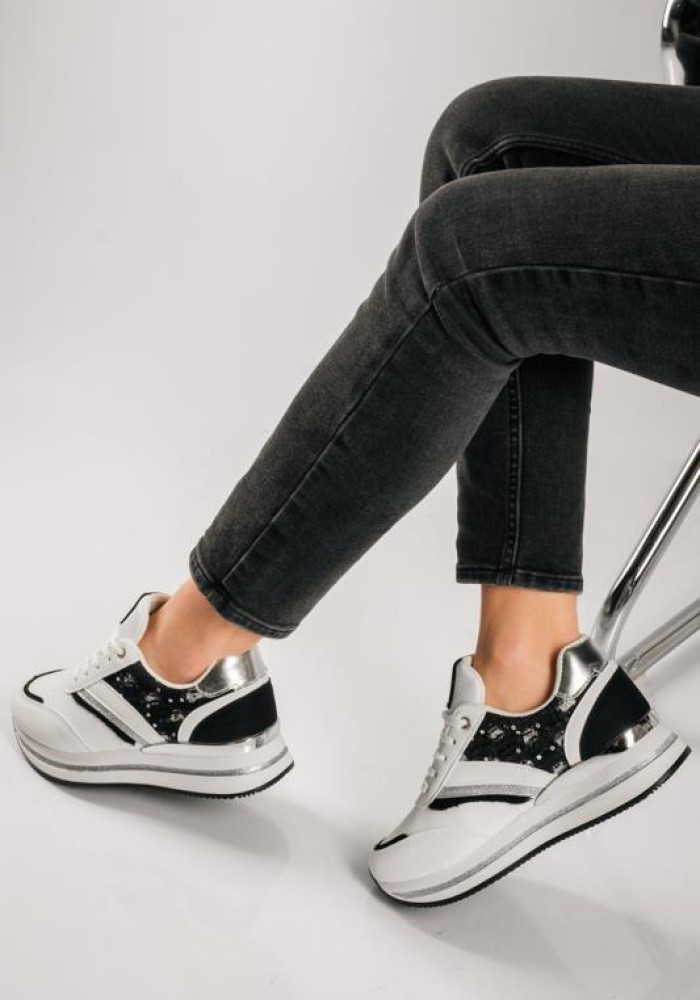 Δίσολα sneakers με μεταλλικό διακοσμητικό ΑΣΠΡΟ/ΜΑΥΡΟ