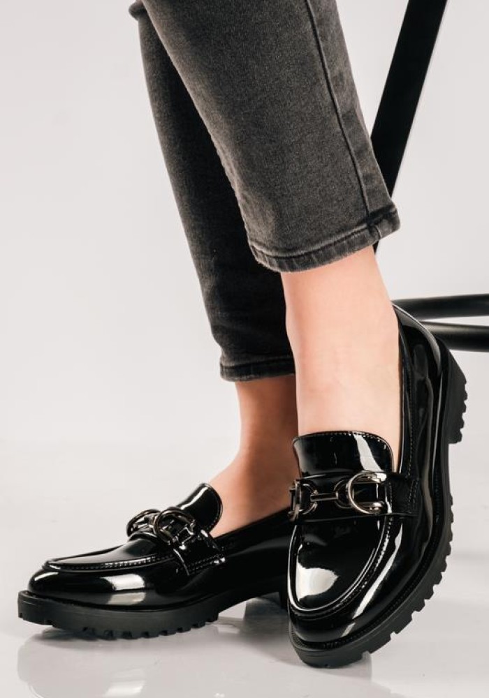 Λουστρίνι loafers με μεταλλικό διακοσμητικό ΜΑΥΡΟ