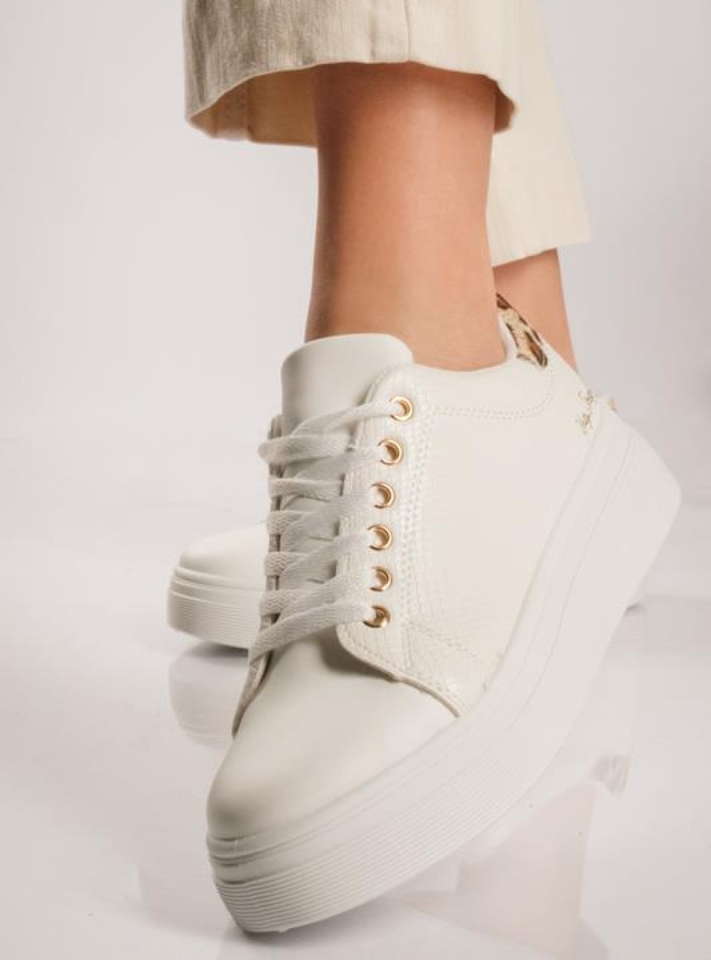 Δίσολα tennis sneakers με κρακελέ υφή ΑΣΠΡΟ/ΛΕΟΠΑΡ Δίσολα tennis sneakers με κρακελέ υφή ΑΣΠΡΟ/ΛΕΟΠΑΡ