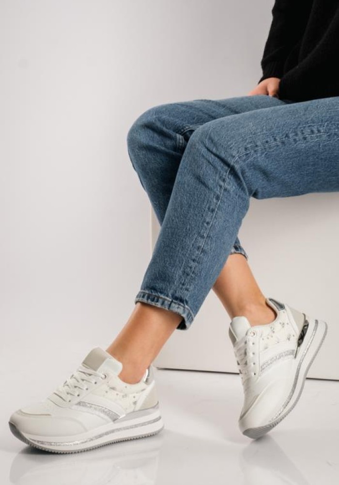 Δίσολα sneakers με μεταλλικό διακοσμητικό ΑΣΠΡΟ/ΑΣΗΜΙ
