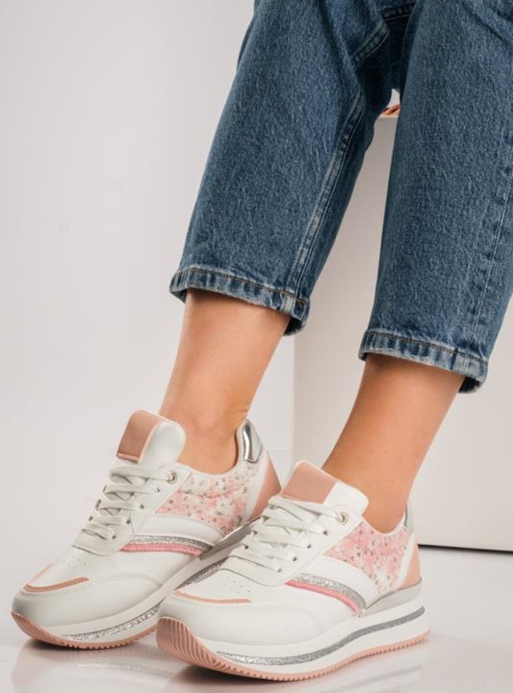 Δίσολα sneakers με μεταλλικό διακοσμητικό ΑΣΠΡΟ/ΡΟΖ Δίσολα sneakers με μεταλλικό διακοσμητικό ΑΣΠΡΟ/ΡΟΖ