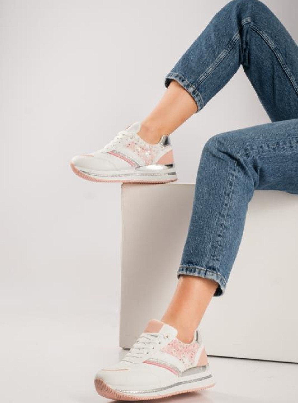 Δίσολα sneakers με μεταλλικό διακοσμητικό ΑΣΠΡΟ/ΡΟΖ Δίσολα sneakers με μεταλλικό διακοσμητικό ΑΣΠΡΟ/ΡΟΖ