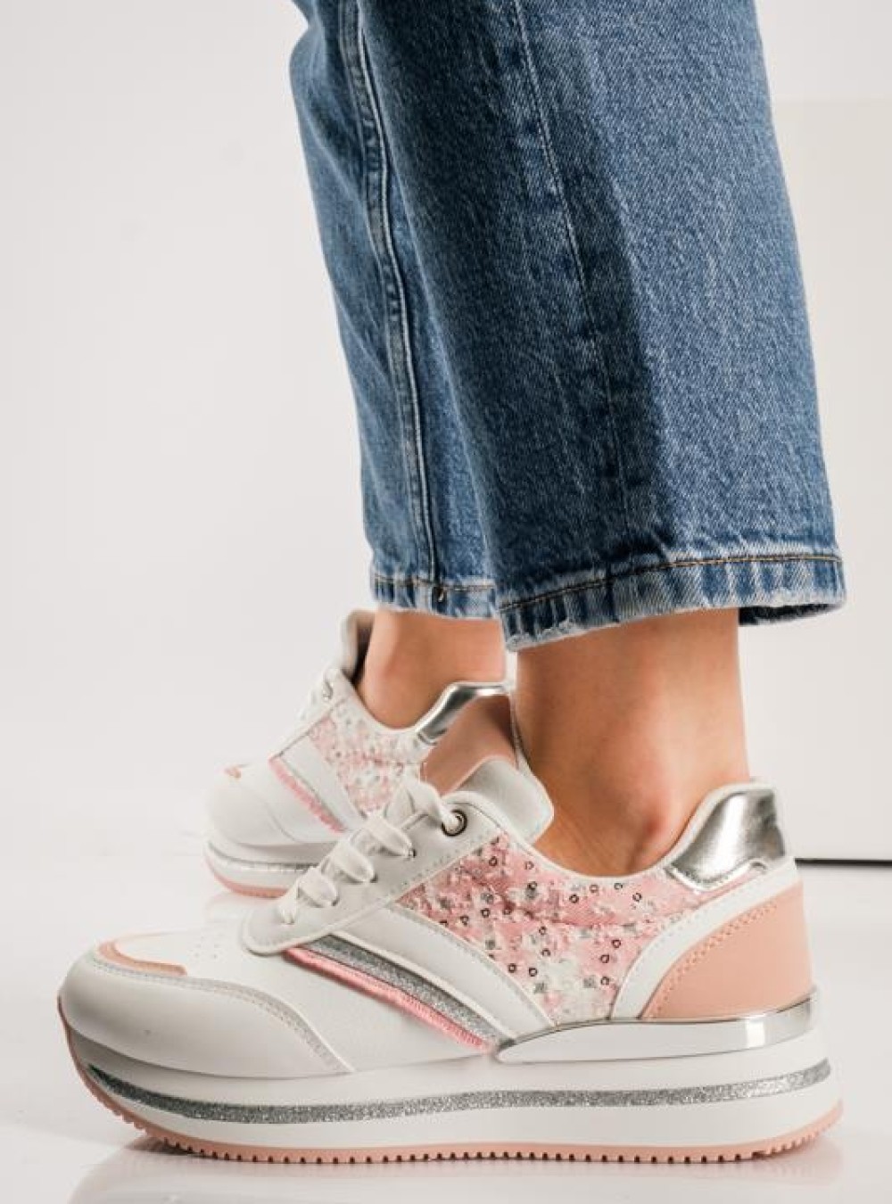 Δίσολα sneakers με μεταλλικό διακοσμητικό ΑΣΠΡΟ/ΡΟΖ Δίσολα sneakers με μεταλλικό διακοσμητικό ΑΣΠΡΟ/ΡΟΖ