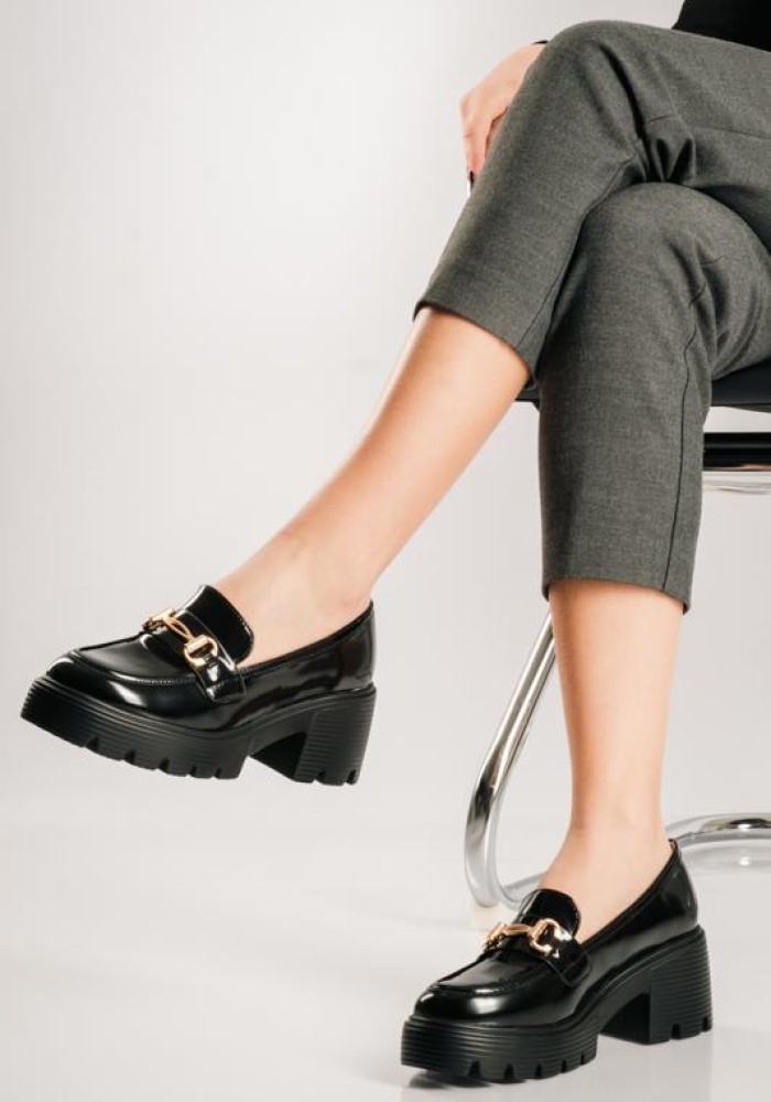 Heeled loafers με διακοσμητική αγκράφα ΜΑΥΡΟ