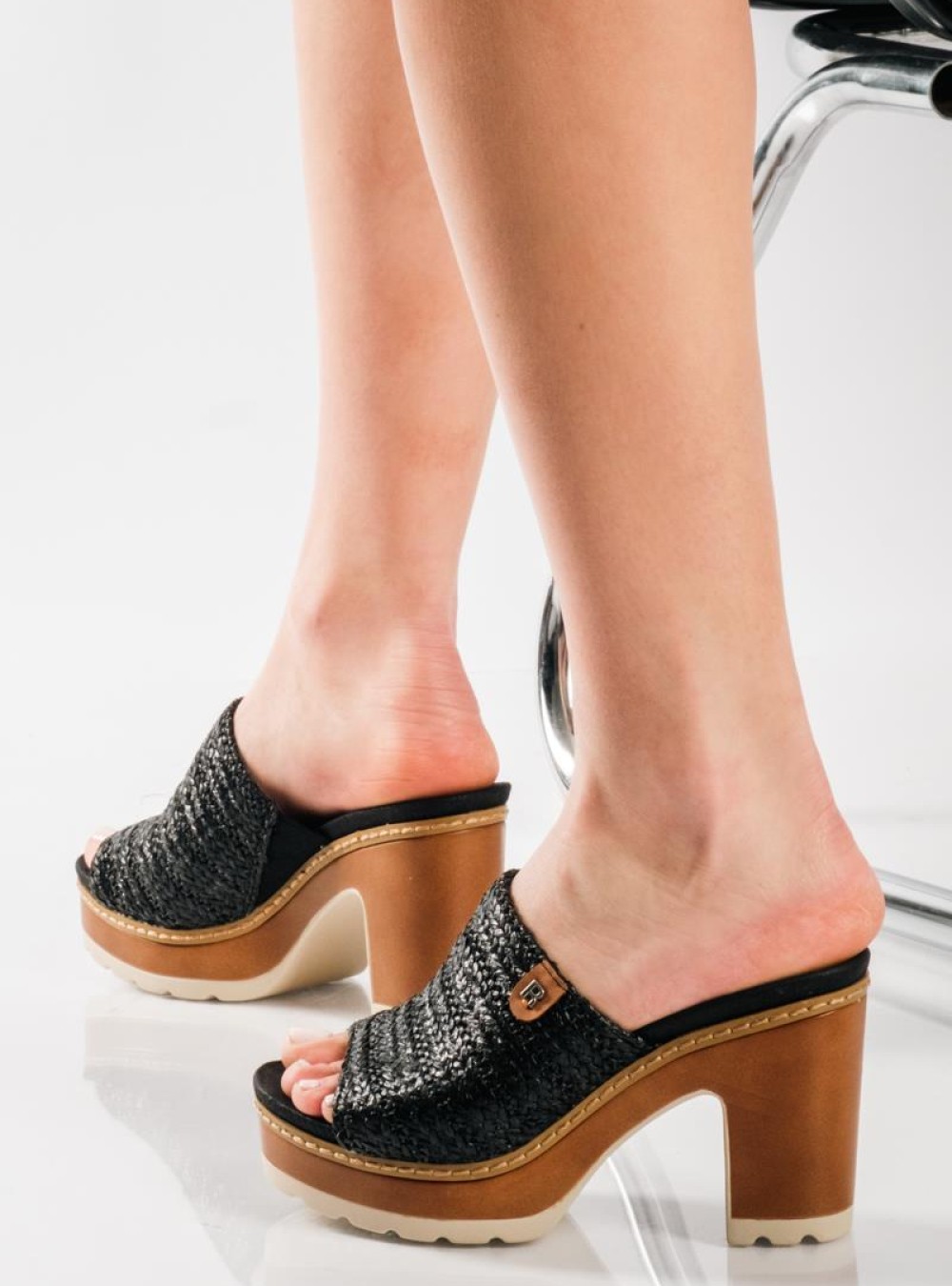 REFRESH mules με πλεκτό ψάθινο σχέδιο ΜΑΥΡΟ REFRESH mules με πλεκτό ψάθινο σχέδιο ΜΑΥΡΟ