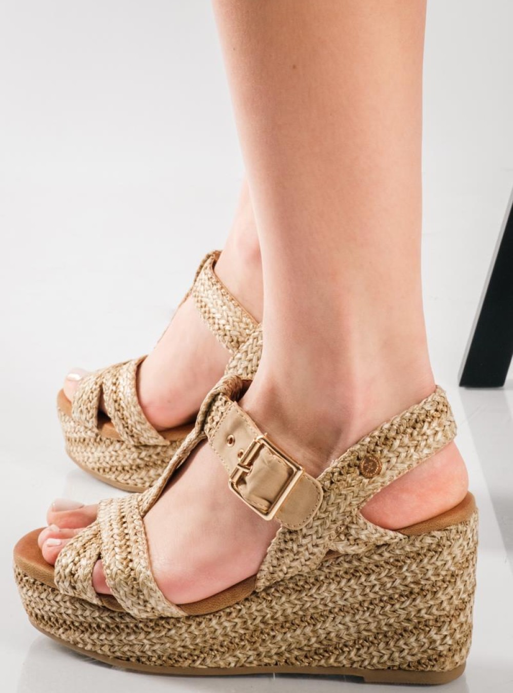 XTI Ψάθινες πλατφόρμες με t-strap σχέδιο ΤΑΜΠΑ XTI Ψάθινες πλατφόρμες με t-strap σχέδιο ΤΑΜΠΑ