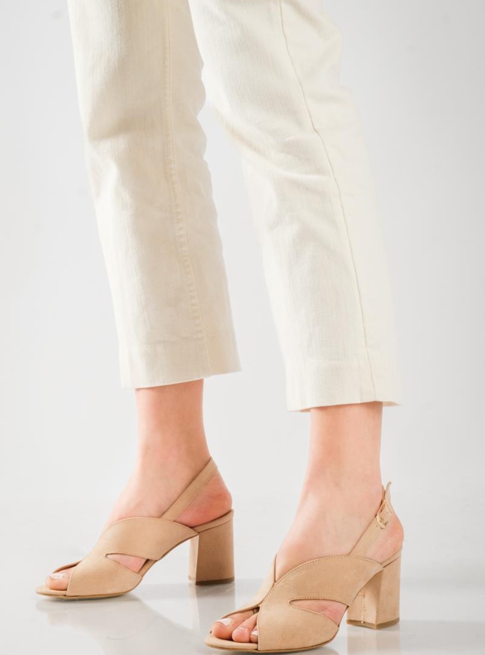 Suede πέδιλα με συμμετρικό σχέδιο NUDE Suede πέδιλα με συμμετρικό σχέδιο NUDE