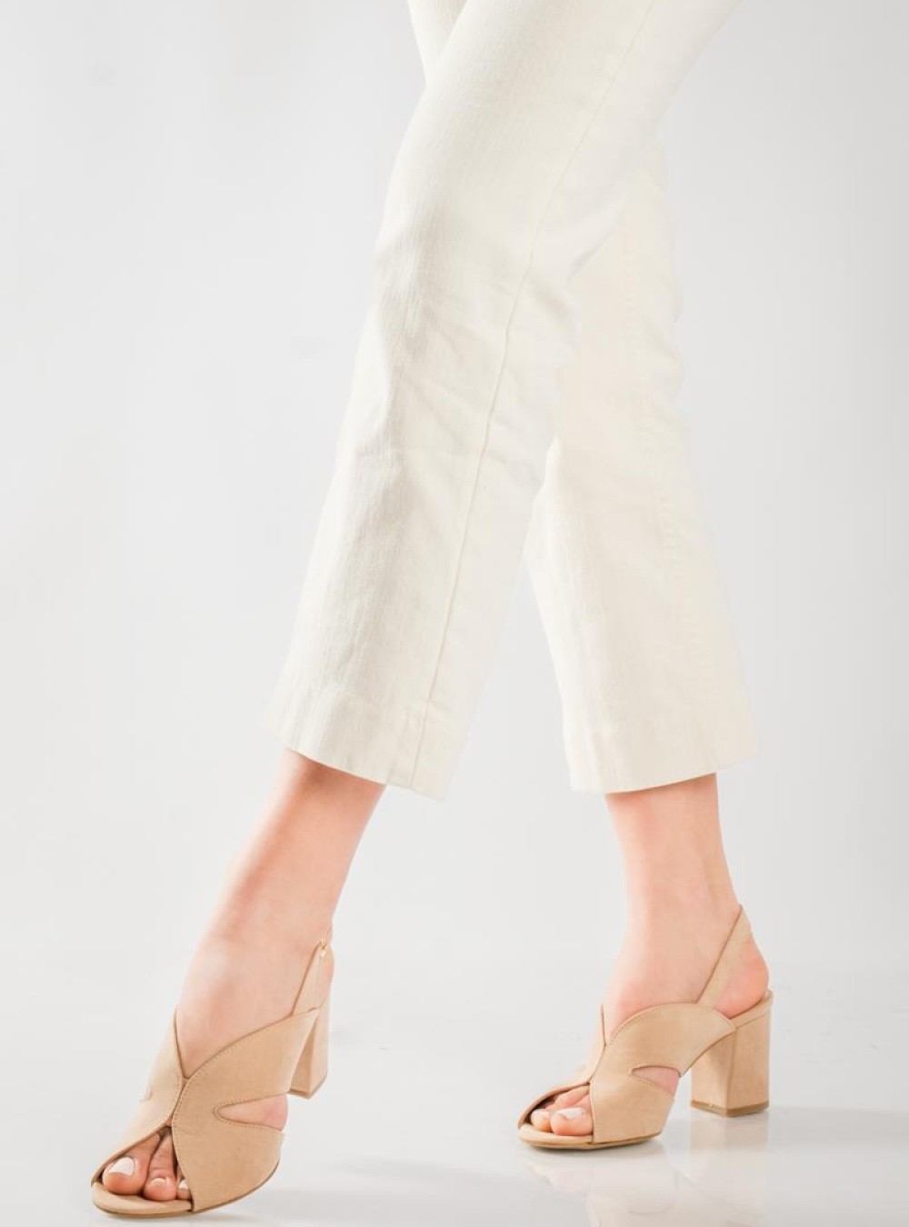 Suede πέδιλα με συμμετρικό σχέδιο NUDE Suede πέδιλα με συμμετρικό σχέδιο NUDE