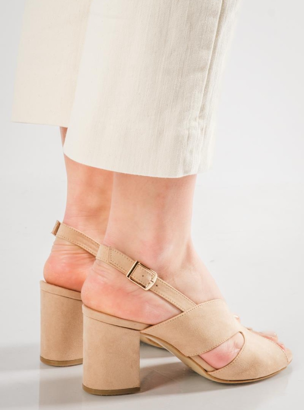 Suede πέδιλα με συμμετρικό σχέδιο NUDE Suede πέδιλα με συμμετρικό σχέδιο NUDE