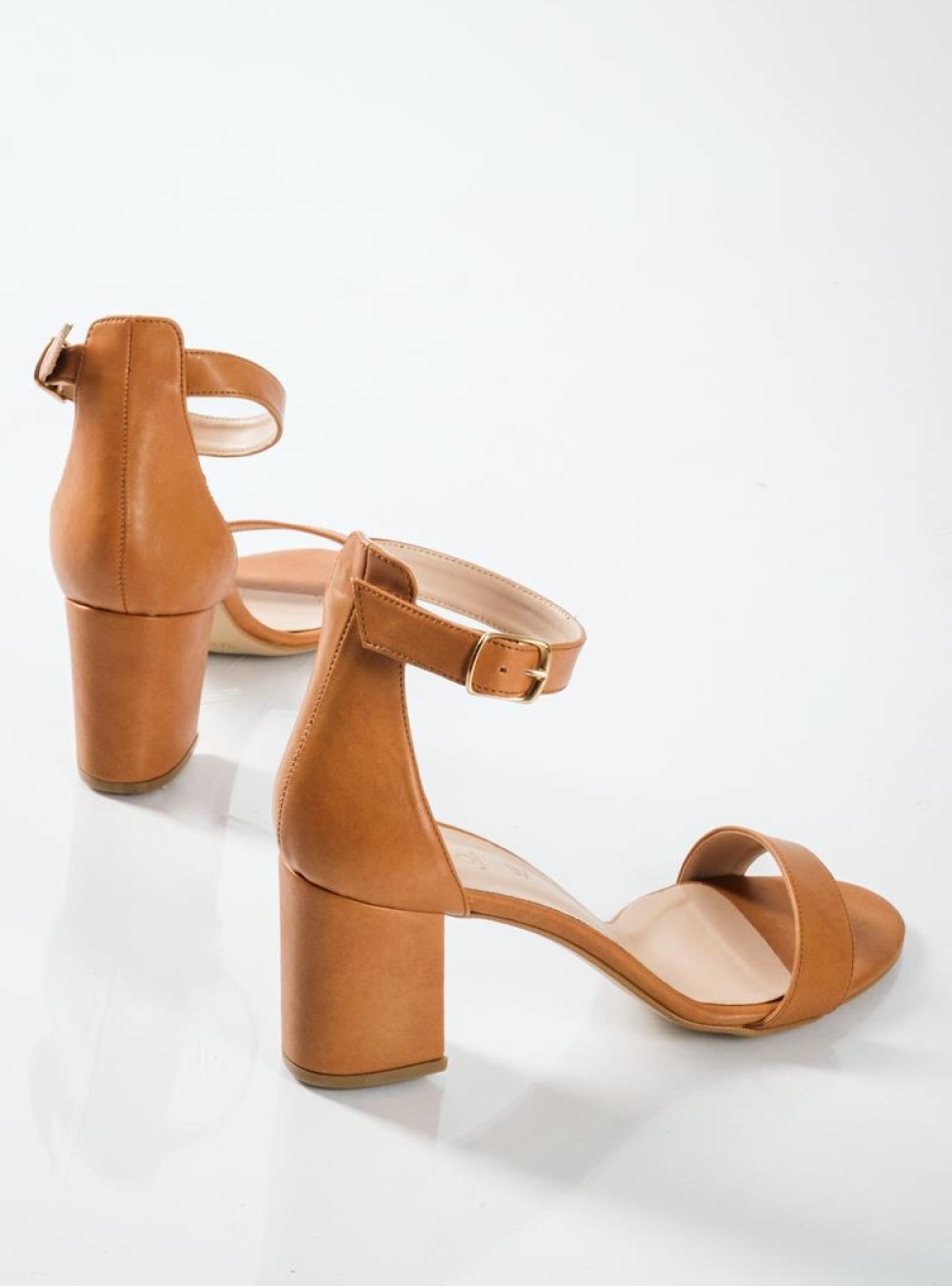 Πέδιλα με τετράγωνο τακούνι και δέσιμο στον αστράγαλο ΤΑΜΠΑ Πέδιλα με τετράγωνο τακούνι και δέσιμο στον αστράγαλο ΤΑΜΠΑ